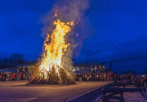 Det flammande Valborgsm&auml;ssob&aring;let p&aring; Skansen i Stockholm
