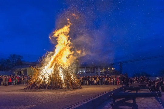 Det flammande Valborgsm&auml;ssob&aring;let p&aring; Skansen i Stockholm