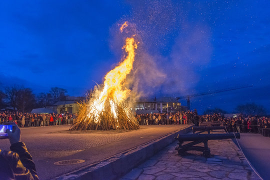 Det flammande Valborgsm&auml;ssob&aring;let p&aring; Skansen i Stockholm