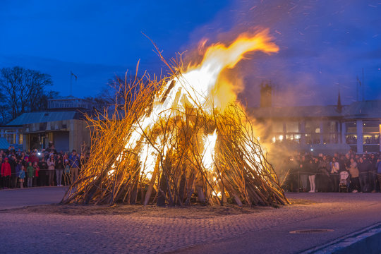 Det flammande Valborgsm&auml;ssob&aring;let p&aring; Skansen i Stockholm