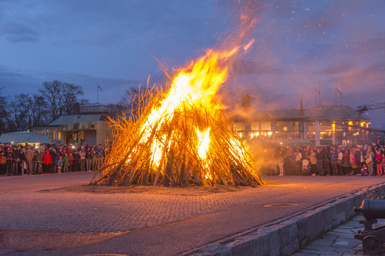 Det flammande Valborgsmässobålet på Skansen i Stockholm