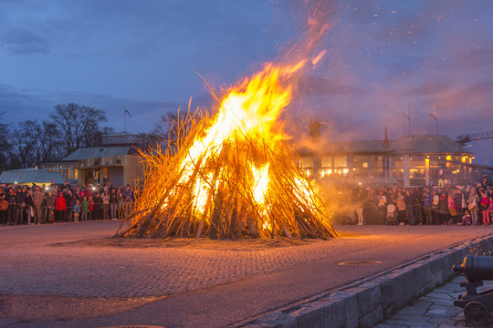 Det flammande Valborgsm&auml;ssob&aring;let p&aring; Skansen i Stockholm