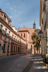 Fototapeta na wymiar Stara ulica w Bydgoszczy naprzeciwko katedry