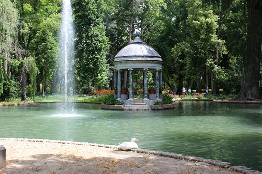 Estanque con fuente de estilo chinesco en los jardines del Principe en Aranjuez (Madrid, Espa&ntilde;a)
