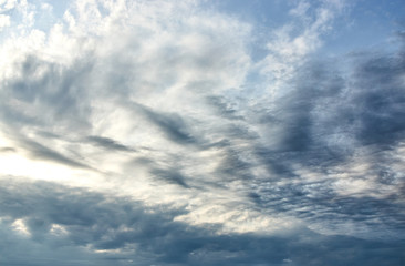 Obraz premium Beautiful sunset sky background with clouds and sunbeams