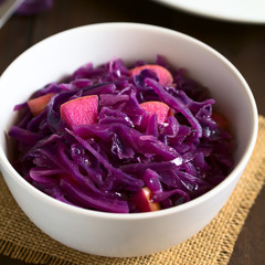 Geschmorter Rotkohl mit Apfel in Schüssel, fotografiert mit natürlichem Licht (Selektiver Fokus,...