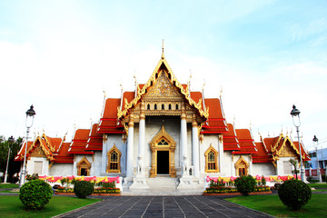 Fototapeta na wymiar Beautiful Thai Temple Wat Benjamaborphit, temple in Bangkok