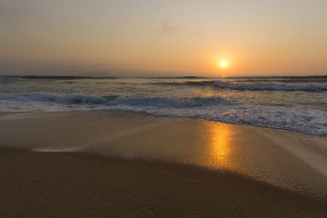 Sunset em uma linda praia do Brasil com reflexo do sol