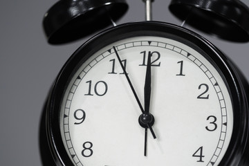 Naklejka premium clock showing at noon