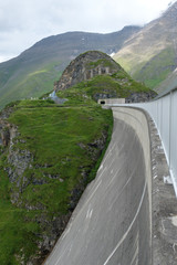 Fototapeta na wymiar dam in the mountains