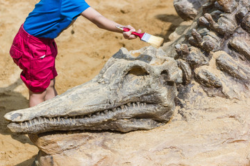 Children are learning history dinosaur, Excavating dinosaur fossils simulation in the park.