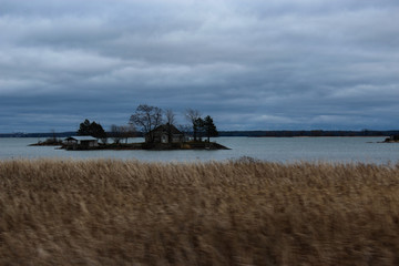 Naklejka premium Casa en el lago