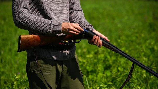 Hunter reloads hunting rifle