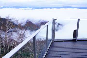 雲海と紅葉した山とテラス