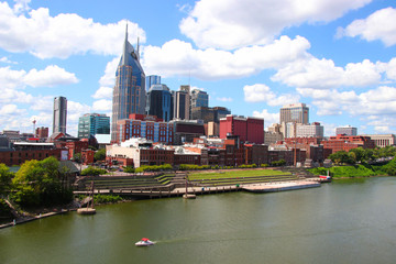 Obraz premium View of Nashville Tennessee skyline and cumberline river from the pedestrian bridge