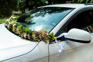 White Wedding car with Wedding decorations flowers - obrazy, fototapety, plakaty