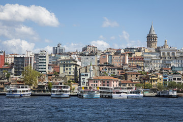Obraz premium Cityscape with Galata Tower and Gulf of the Golden Horn in Istanbul, Turkey.