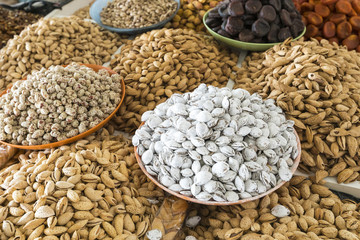 Obraz premium Dried fruits and nuts on local food market in Tashkent, Uzbekistan