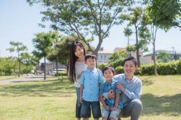 Obraz premium 公園で微笑む家族