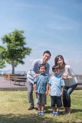 Fototapeta premium 公園で微笑む家族