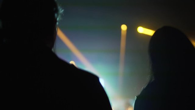 Pareja danza al ritmo de la m&uacute;sica en discoteca.