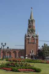 Спасская  башня Московского кремля с курантами.