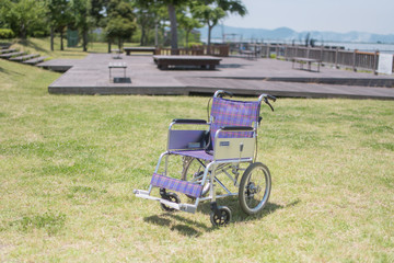 Fototapeta na wymiar 公園に置かれた車椅子