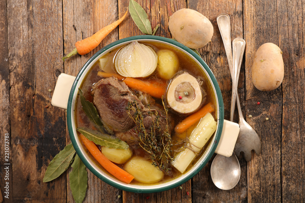 Sticker beef stew with vegetable and broth