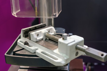 Machine vice on the work table of the drilling machine