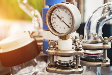 Hydraulic fluid pressure indicator, arrow indicates zero.