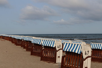 Herbst - verlassene Strandkörbe an der Ostsee