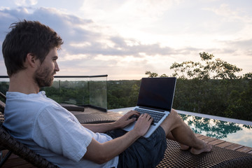 Travail en vacances au bord de la piscine