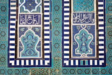 Obraz premium Detail of the facade of the historical holy cemetery of Shahi Zinda in Samarkand, Uzbekistan.