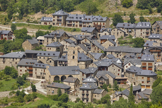 Traditional catalonian village. Vall de Boi. Durro. Spanish romanesque