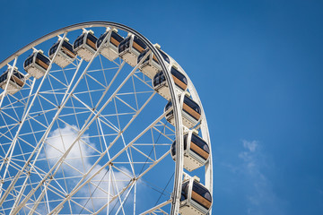 White Beautiful large Ferris wheel with blue sky - obrazy, fototapety, plakaty
