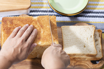 食パンを切る手元
