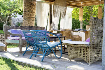 Holzterrasse mit Tisch im Garten einer Finca auf Ibiza