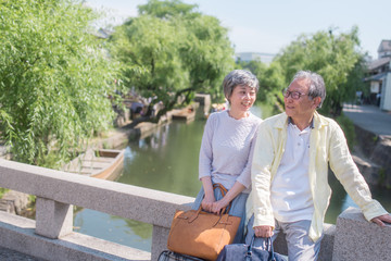 旅行を楽しむシニア夫婦