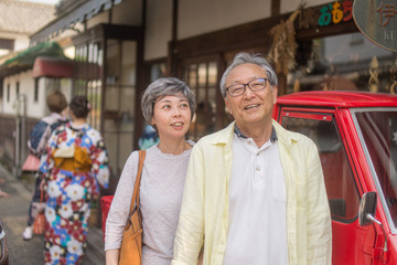 旅行を楽しむシニア夫婦