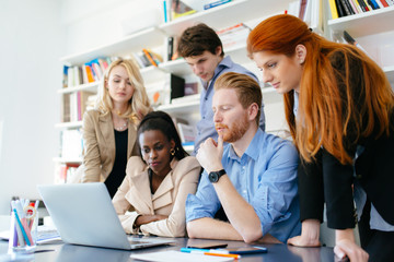 Fototapeta premium Projektanci pracujący jako zespół w biurze