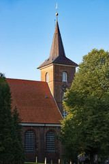 Fototapeta na wymiar Kirche Neuenfelde, altes Land Nord Deutschland