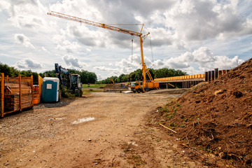 baukran auf baustelle