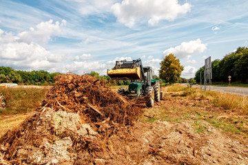 traktor mit gehäckselten holz