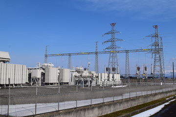 変電設備と送電線