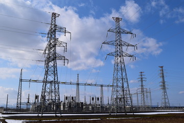 変電設備と送電線