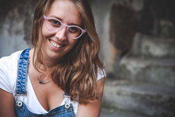 Schöne junge Frau mit Brille Sonnenbrille Beautiful young lady with glasses