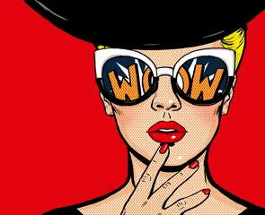 Selbstklebende Fototapete Pop Art Pop-Art denkende Frau mit schwarzem Hut in Gläsern. Wow weibliches Gesicht. Saxy erstauntes Yong-Mädchen mit offenem Mund