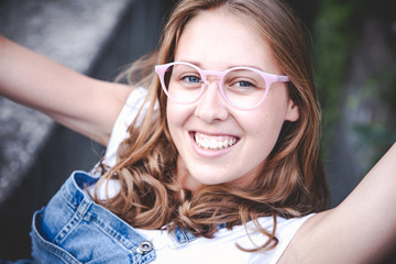 Schöne junge Frau mit Brille Sonnenbrille Beautiful young lady with glasses