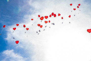 rote Herz Luftballons Hochzeit fliegen in den Himmel