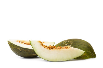 Melón cortados en rodajas sobre fondo blanco aislado. Vista de frente. Copy space